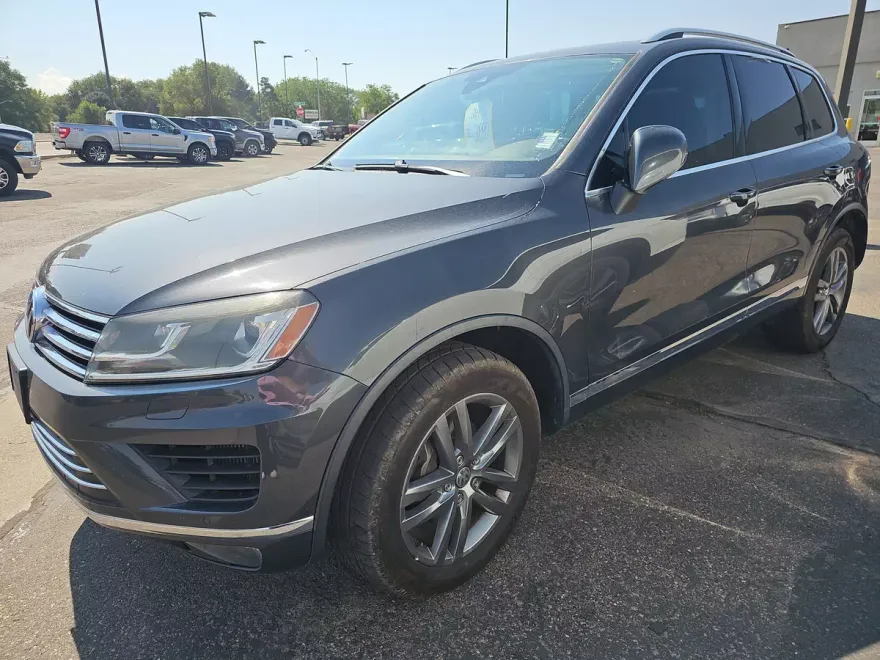 2016 Volkswagen Touareg FSI Sport Lux Executive photo 1