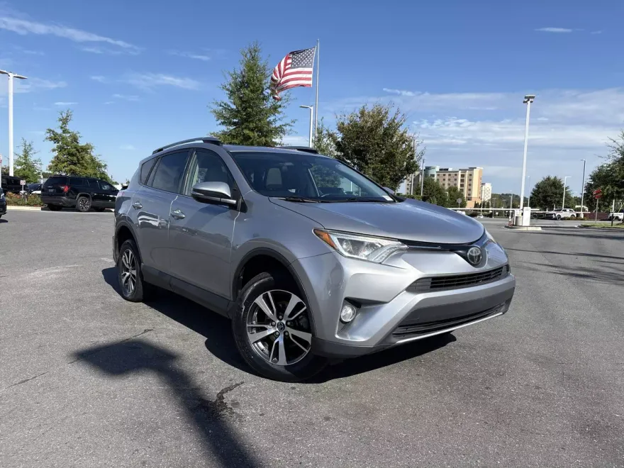 2018 Toyota RAV4 XLE photo 1