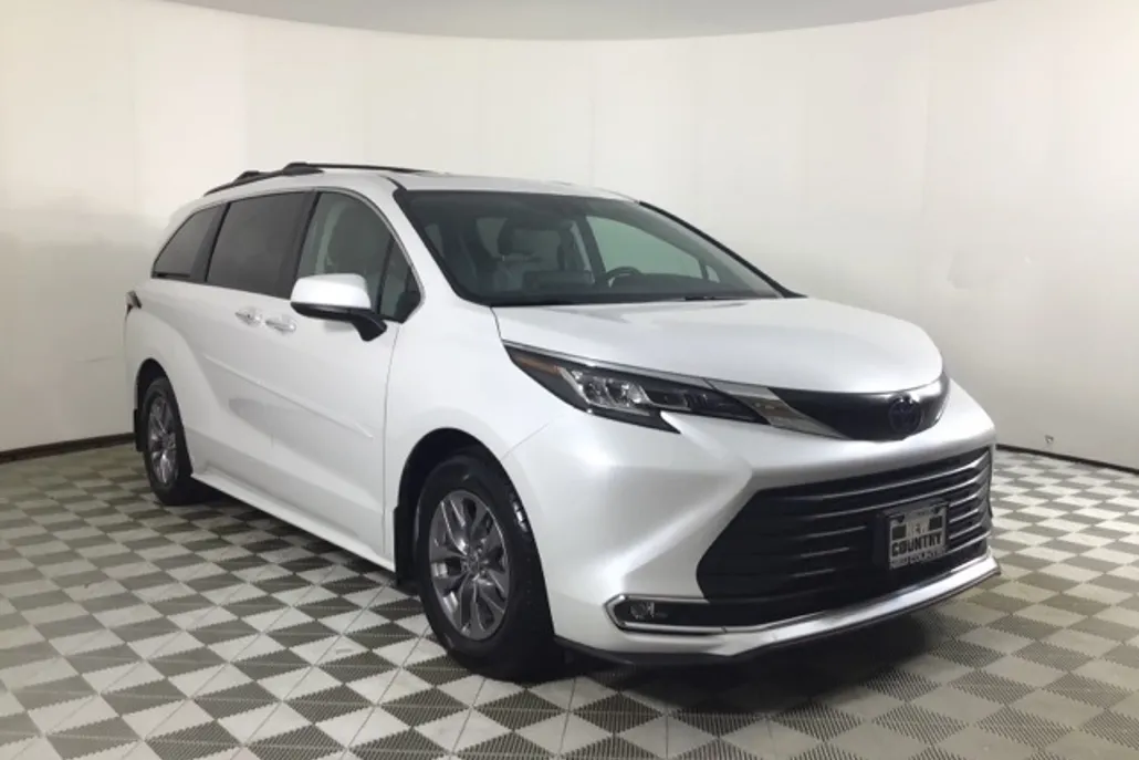 2023 Toyota Sienna XLE photo 1