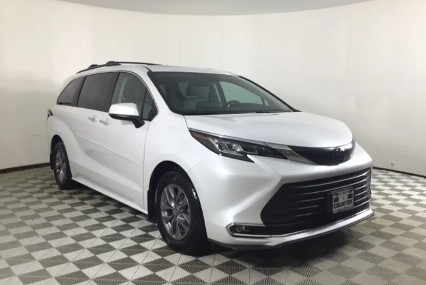 2023 Toyota Sienna XLE photo 1