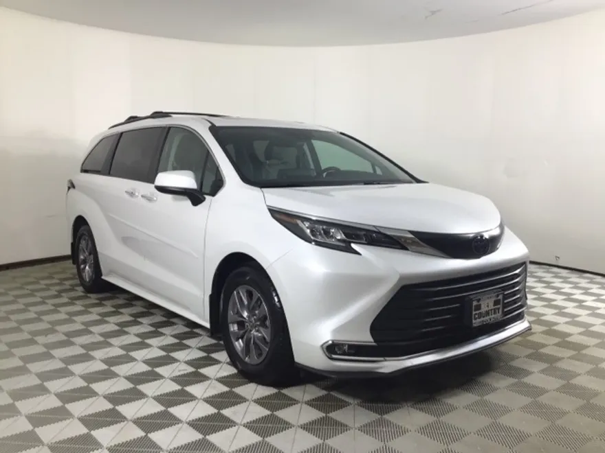 2023 Toyota Sienna XLE photo 1