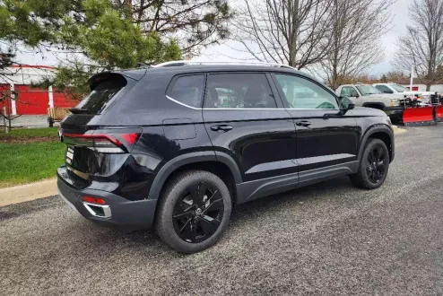 2025 Volkswagen Taos SE photo 3
