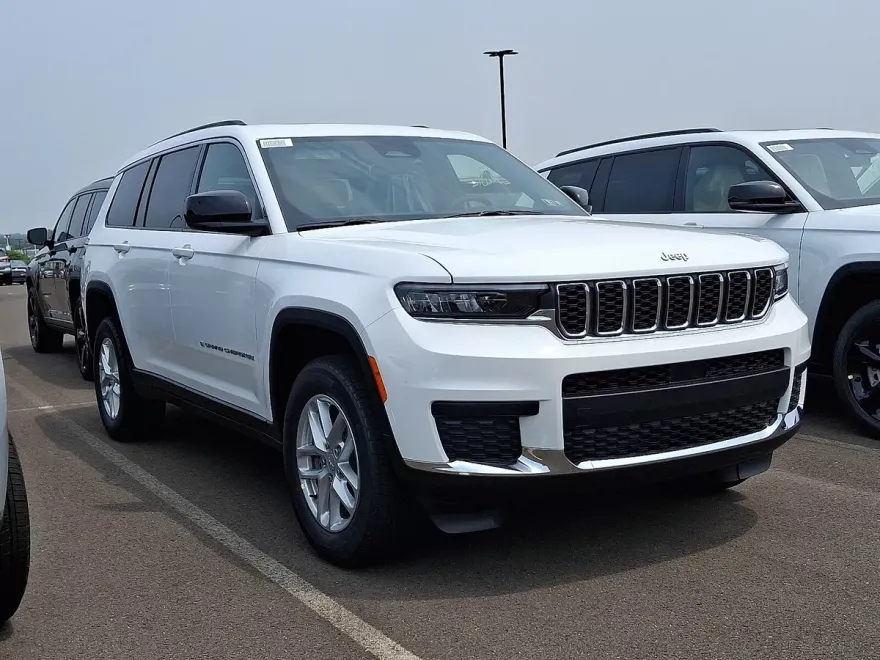2025 Jeep Grand Cherokee Laredo photo 1