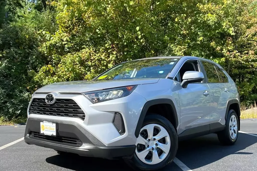2022 Toyota RAV4 LE photo 1