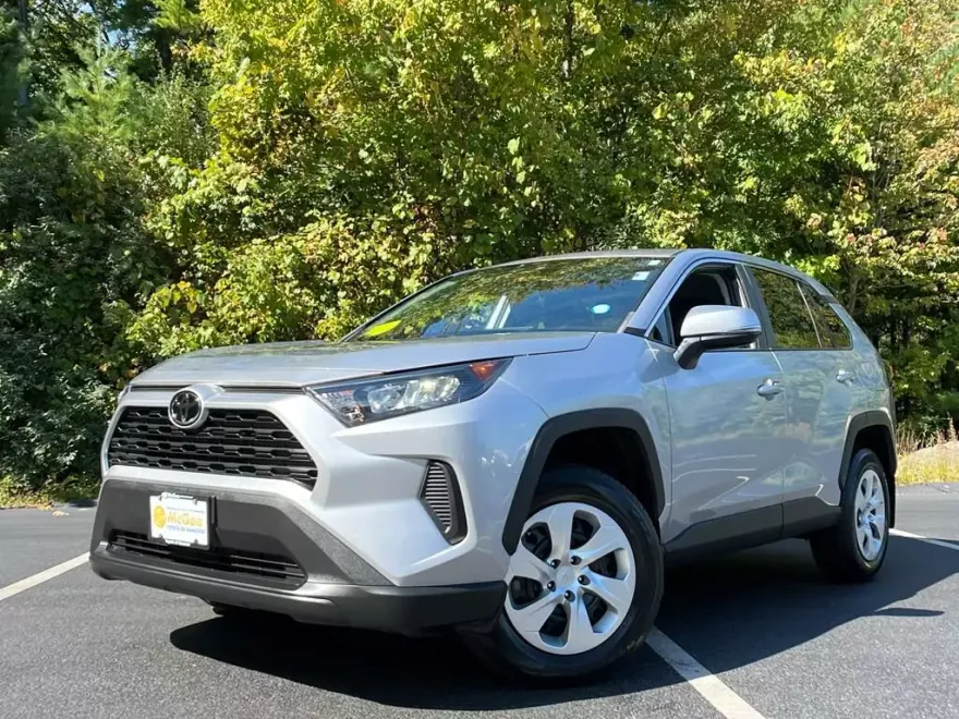 2022 Toyota RAV4 LE photo 1