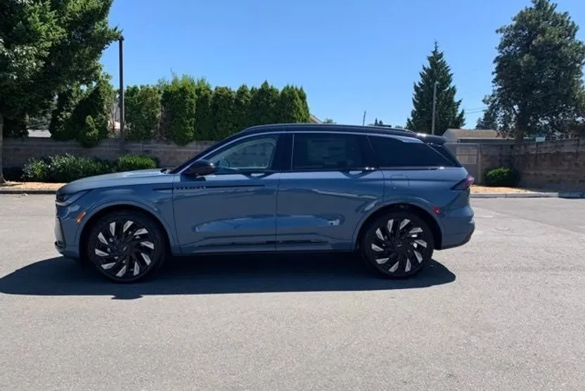 2025 Lincoln Nautilus Black Label photo 1