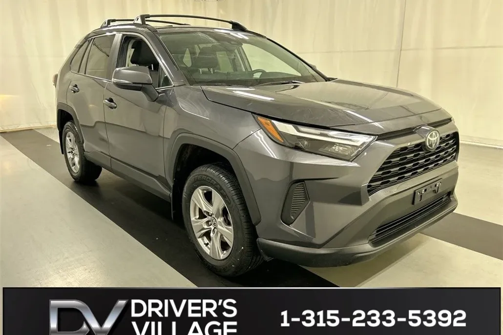 2022 Toyota RAV4 XLE photo 1