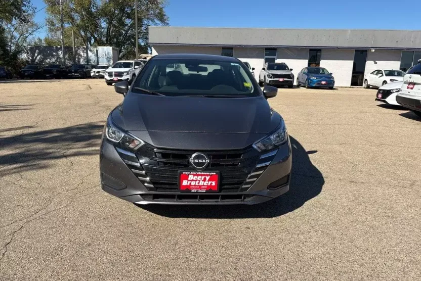 2023 Nissan Versa 1.6 SV photo 1