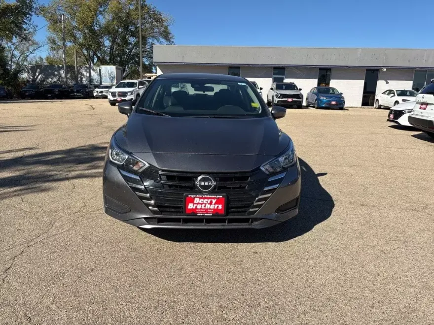 2023 Nissan Versa 1.6 SV photo 1