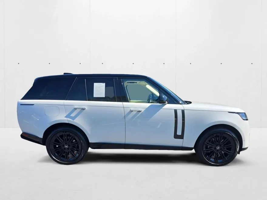 2023 Land Rover Range Rover SE photo 1