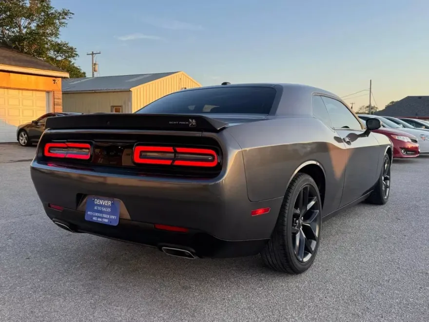 2021 Dodge Challenger SXT photo 1