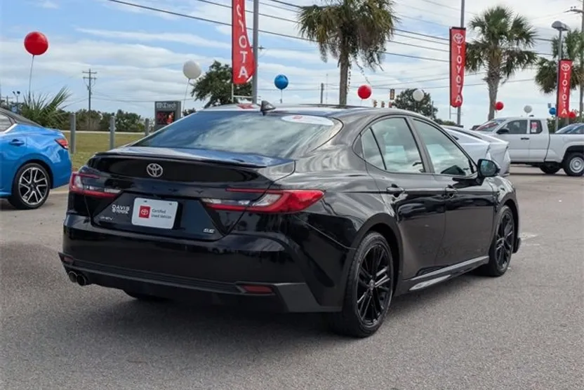2025 Toyota Camry SE photo 1