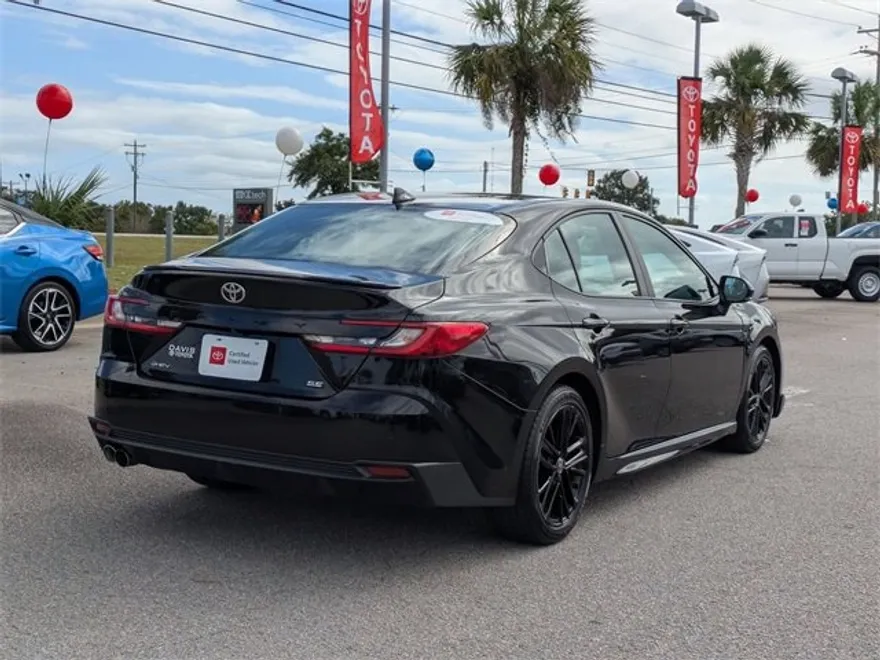2025 Toyota Camry SE photo 1