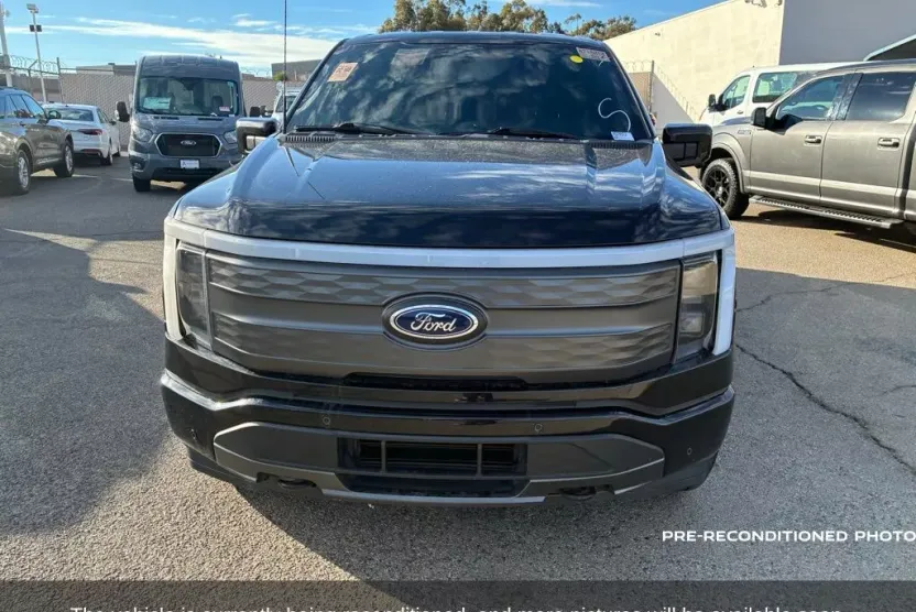 2023 Ford F-150 Lightning Lariat photo 1