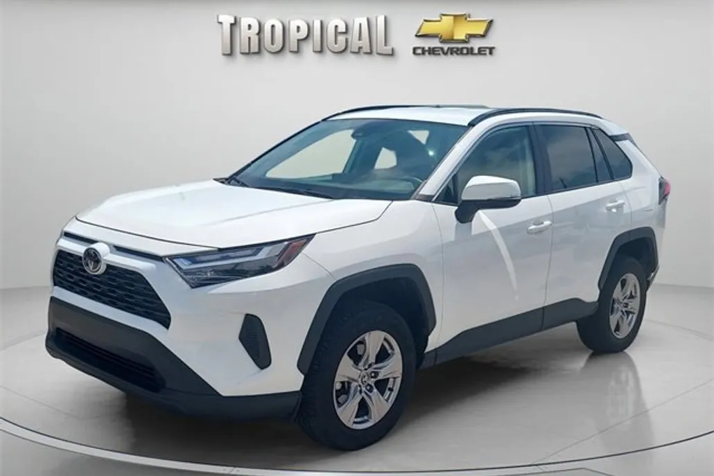 2023 Toyota RAV4 XLE photo 1