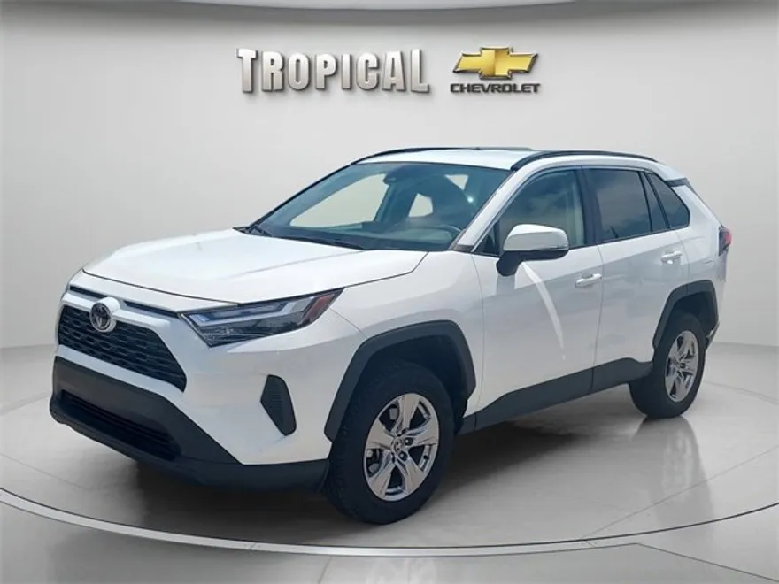 2023 Toyota RAV4 XLE photo 1