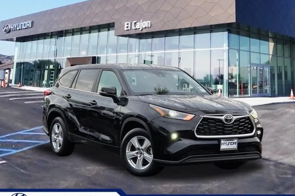 2024 Toyota Highlander LE photo 1
