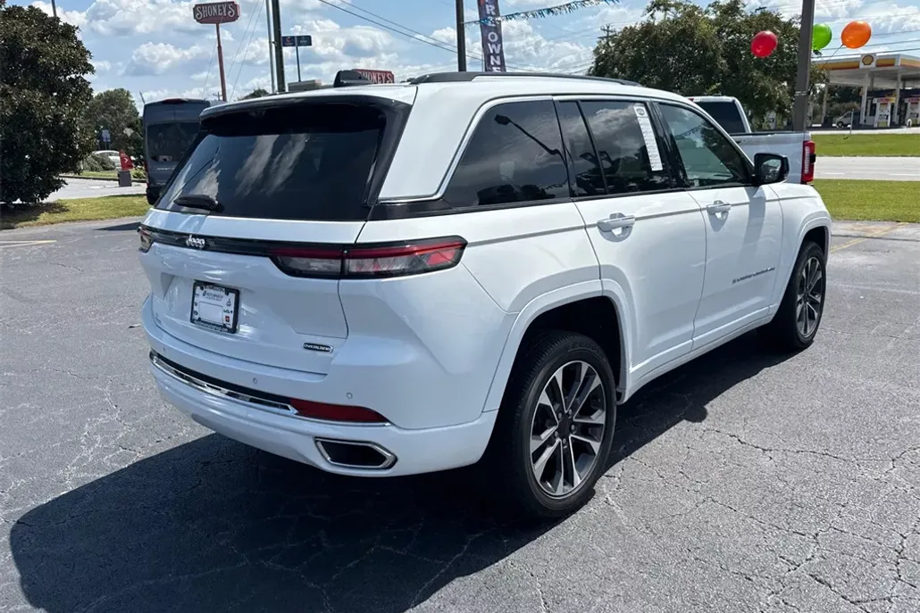 2023 Jeep Grand Cherokee Overland photo 1
