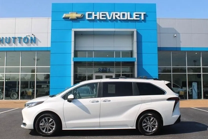 2023 Toyota Sienna XLE photo 1