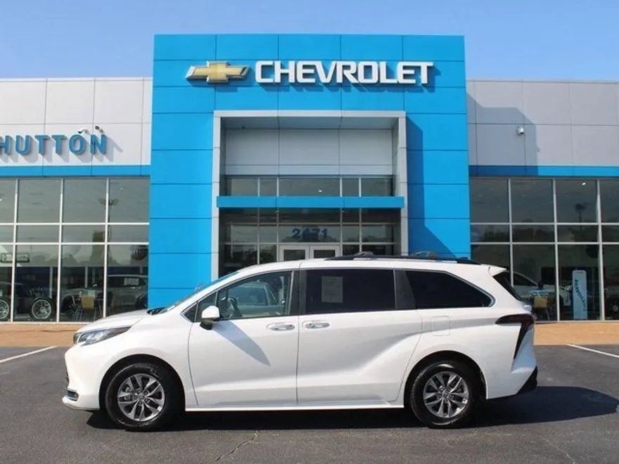 2023 Toyota Sienna XLE photo 1