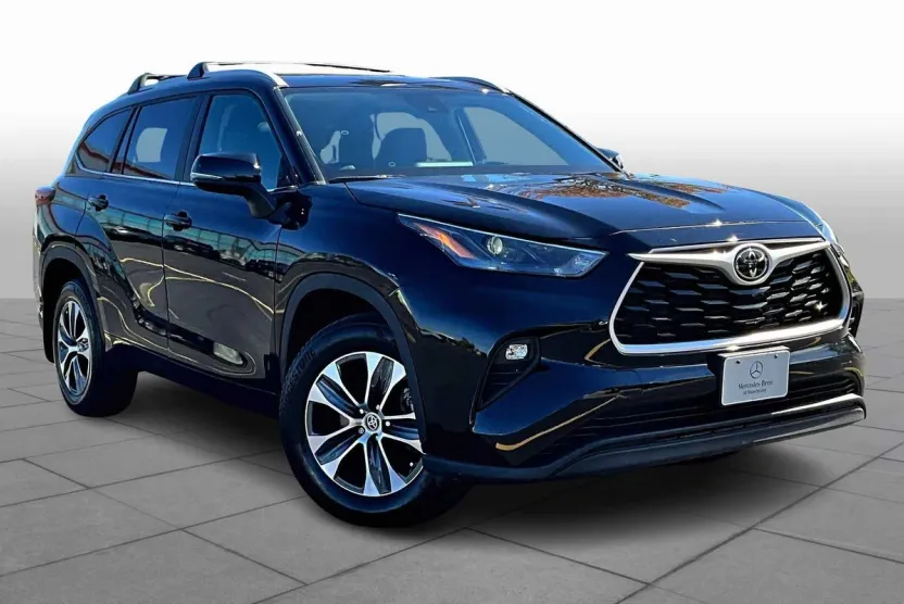 2023 Toyota Highlander XLE photo 1