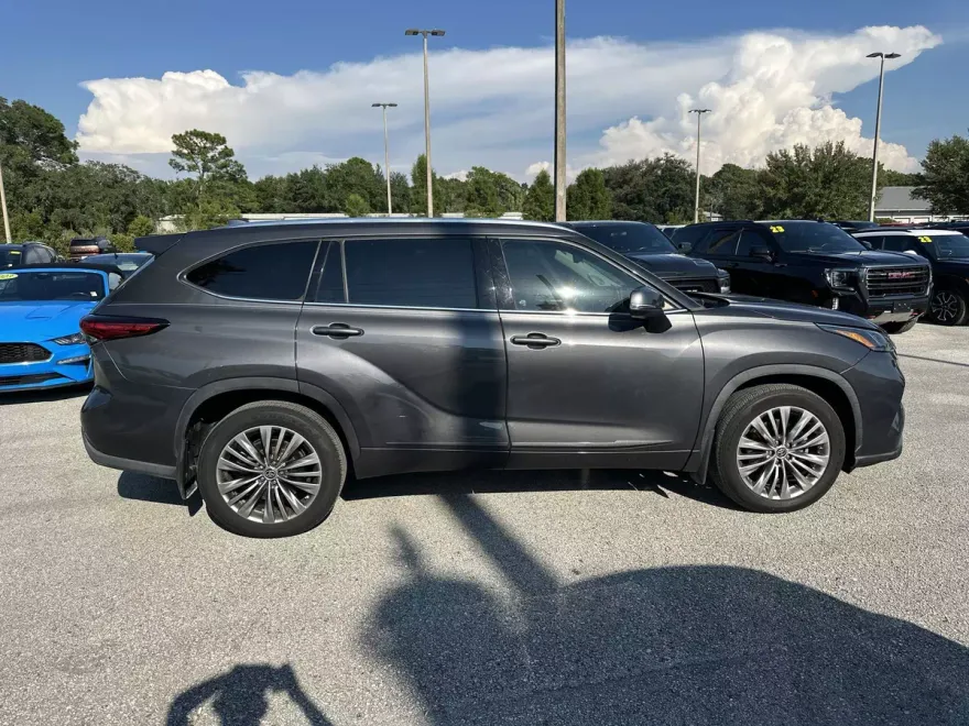 2021 Toyota Highlander Platinum photo 1