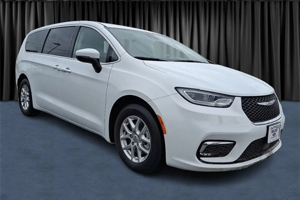 2023 Chrysler Pacifica Touring L photo 1