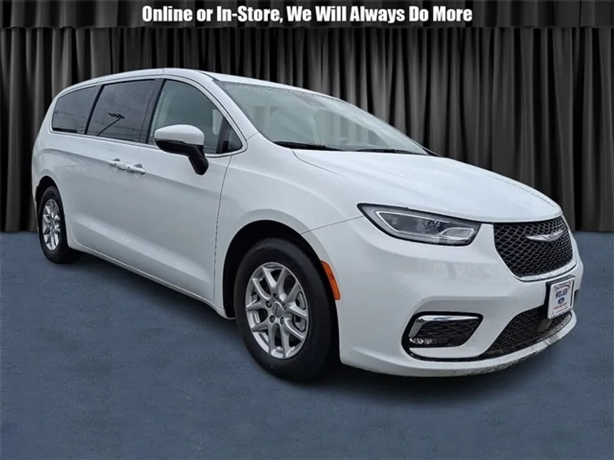 2023 Chrysler Pacifica Touring L photo 1