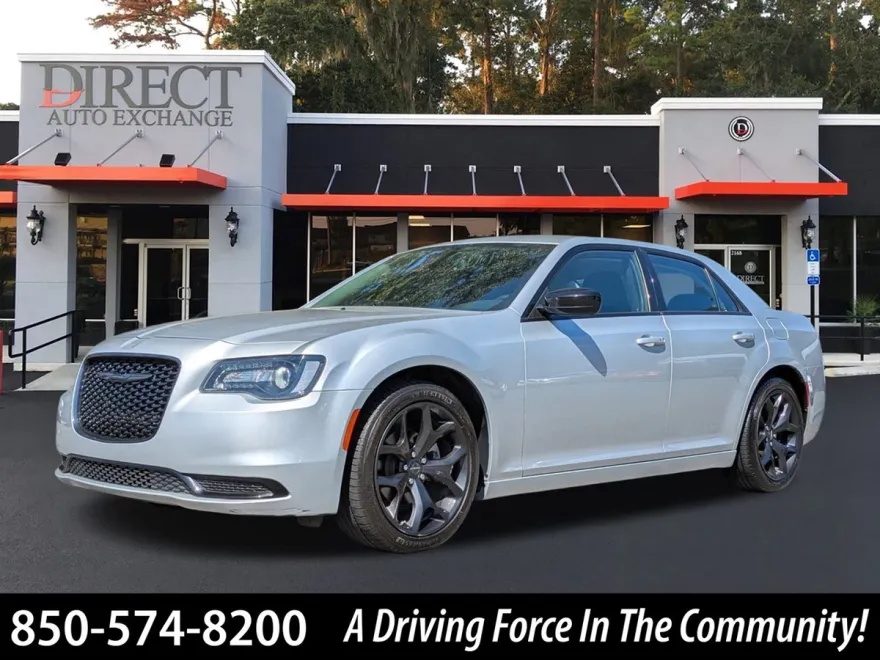 2022 Chrysler 300 Touring photo 1