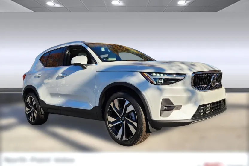 2025 Volvo XC40 Plus photo 1
