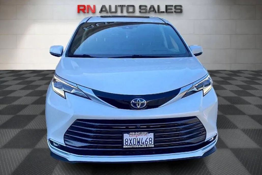 2021 Toyota Sienna Platinum photo 1