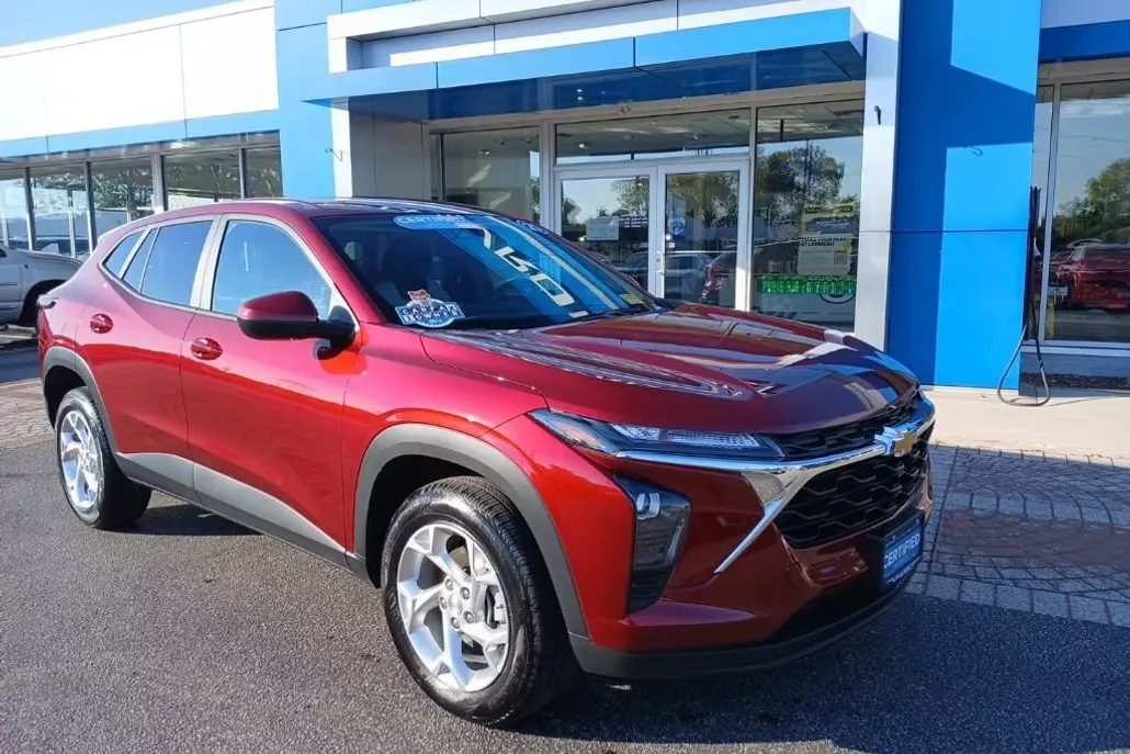 2025 Chevrolet Trax LS photo 1