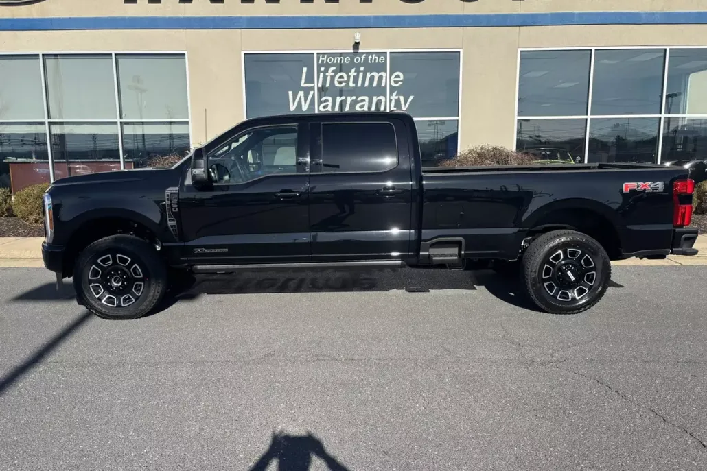 2025 Ford F-250 Platinum photo 1
