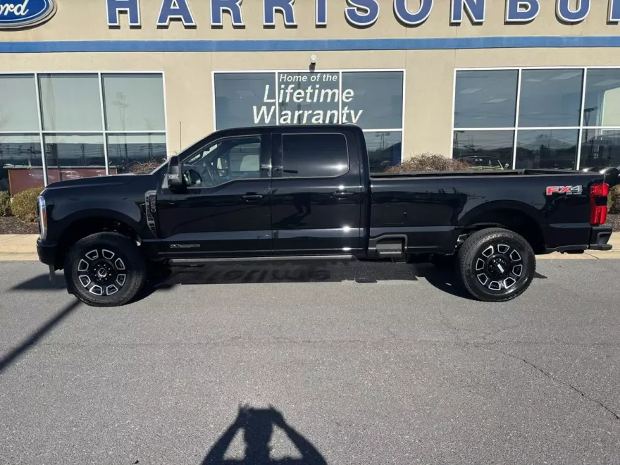2025 Ford F-250 Platinum photo 1