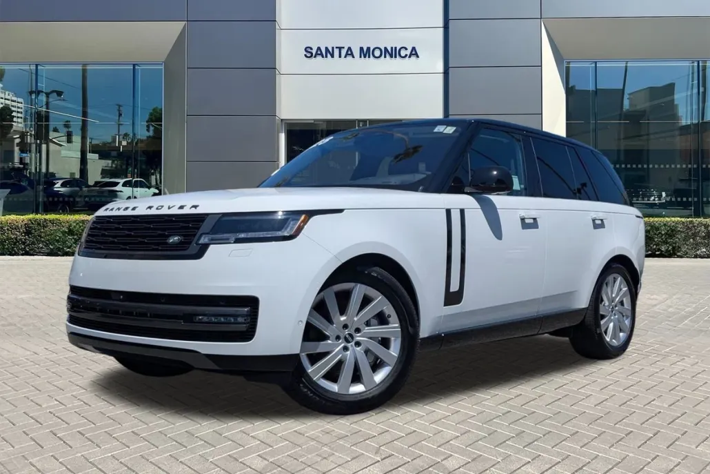 2023 Land Rover Range Rover SE photo 1