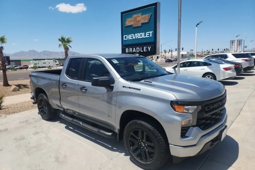 2025 Chevrolet Silverado 1500 Custom photo 1