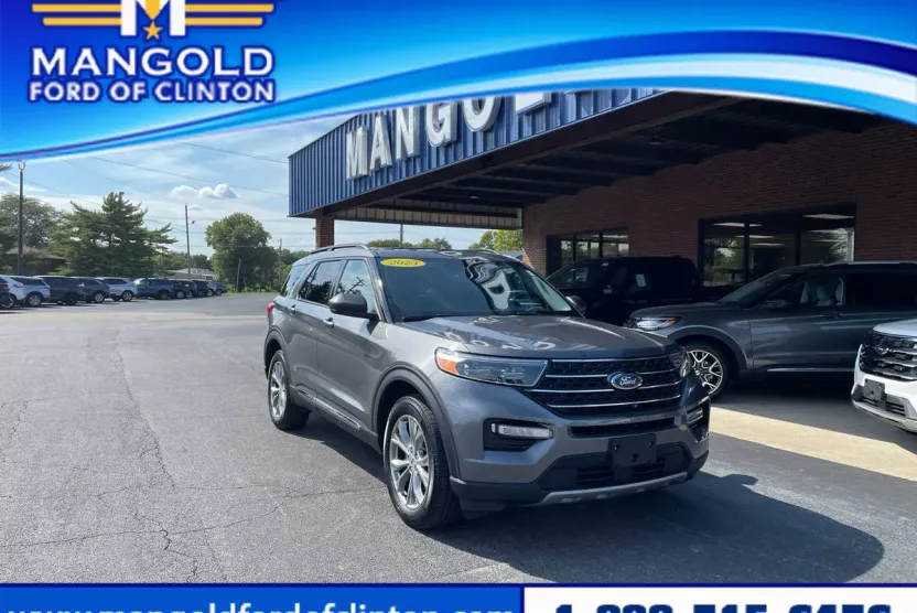 2023 Ford Explorer XLT photo 1