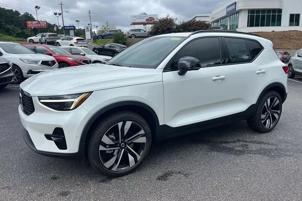 2025 Volvo XC40 Plus photo 1