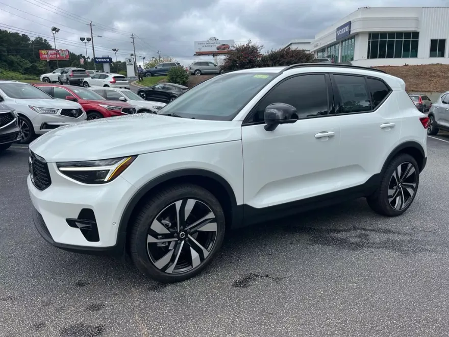 2025 Volvo XC40 Plus photo 1