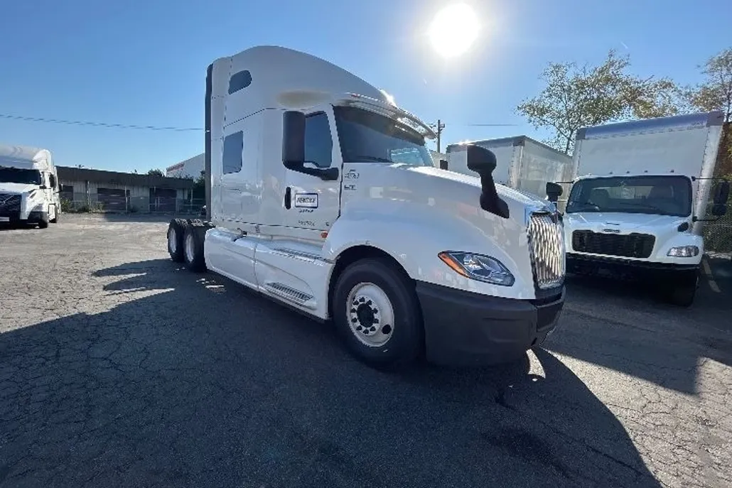 2022 International LT625 LT photo 1
