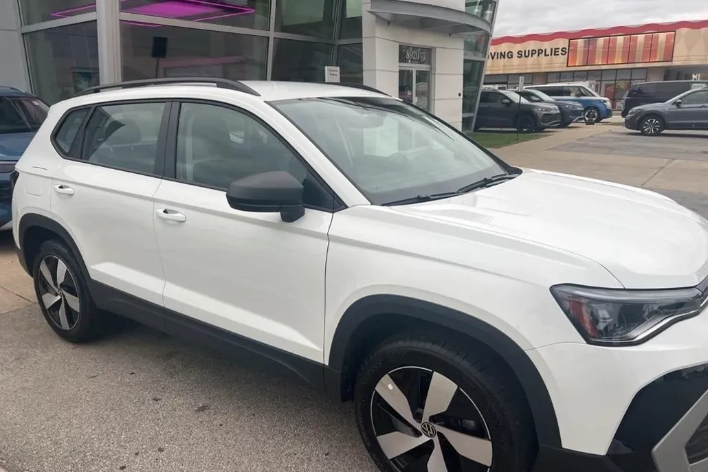 2025 Volkswagen Taos S photo 1
