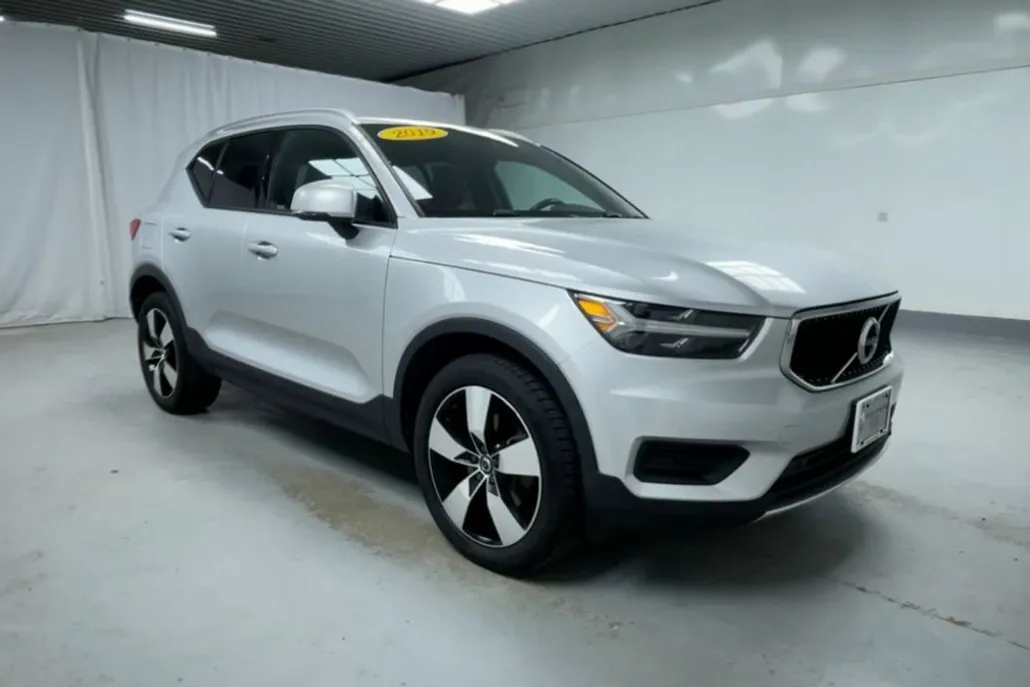 2019 Volvo XC40 Momentum photo 1