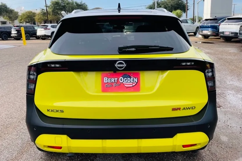 2025 Nissan Kicks SR photo 1