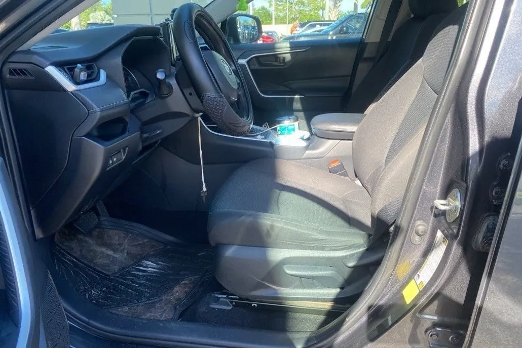 2020 Toyota RAV4 LE photo 1