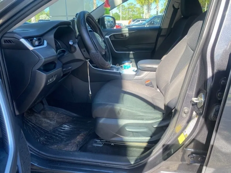 2020 Toyota RAV4 LE photo 1