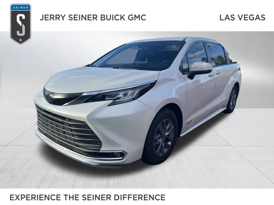 2021 Toyota Sienna XLE photo 1