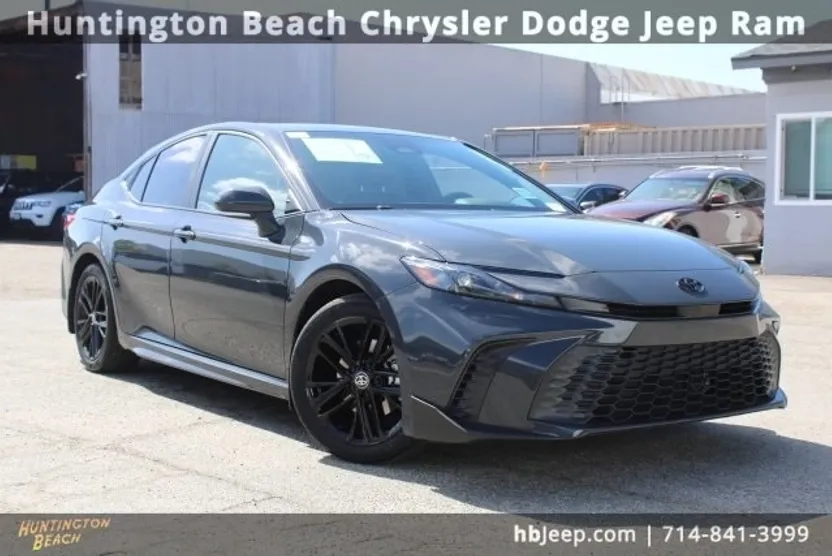 2025 Toyota Camry SE photo 1