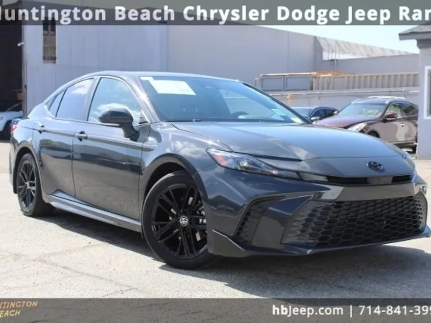 2025 Toyota Camry SE photo 1
