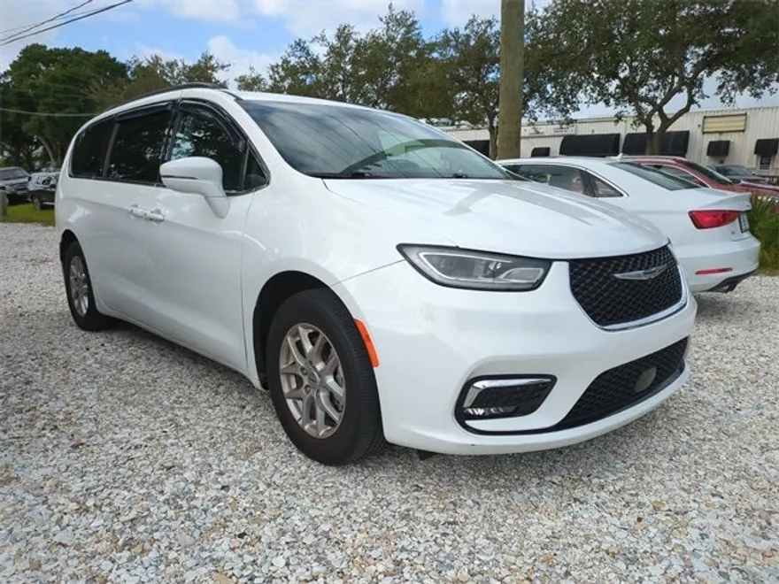 2022 Chrysler Pacifica Touring L photo 1