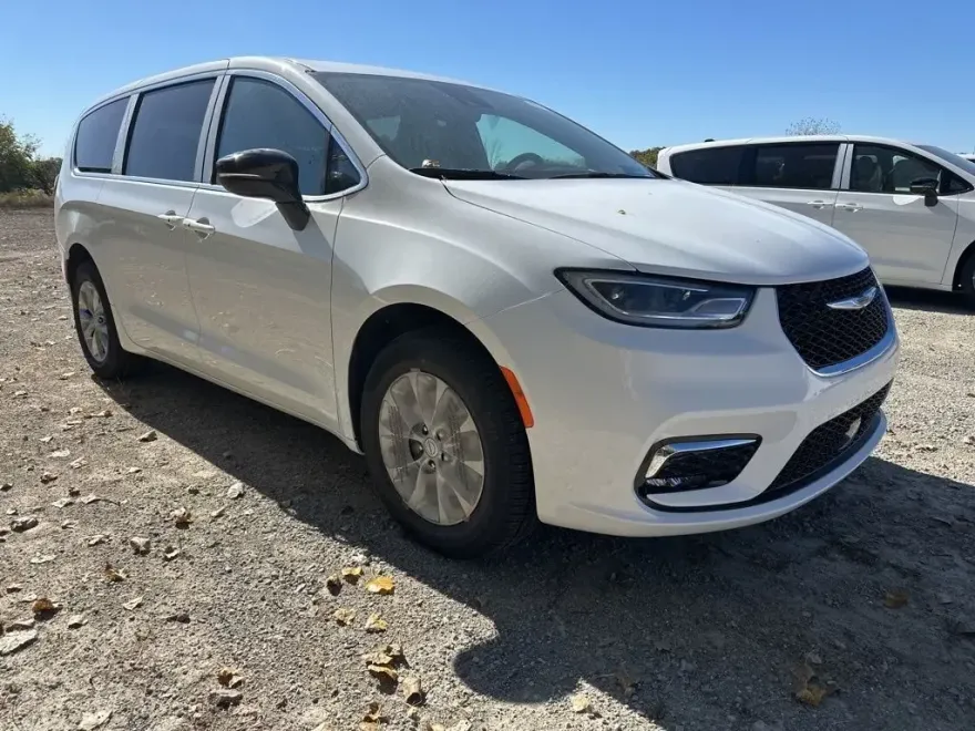 2026 Chrysler Pacifica photo 1